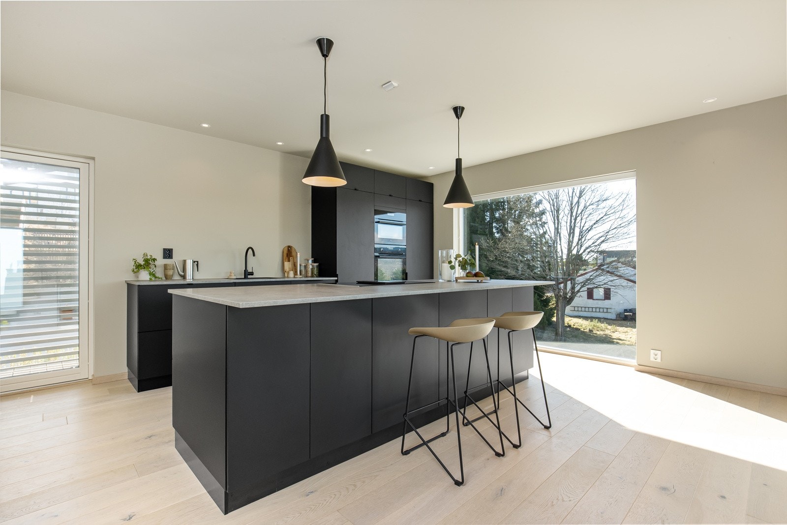 Integrerte hvitevarer som stekeovn, platetopp med integrert vifte, oppvaskmaskin og kjøl-/fryseskap medfølger boligen. Det er installert nytt fryseskap og Mora Inxx blandebatteri nå nylig Galleribilde