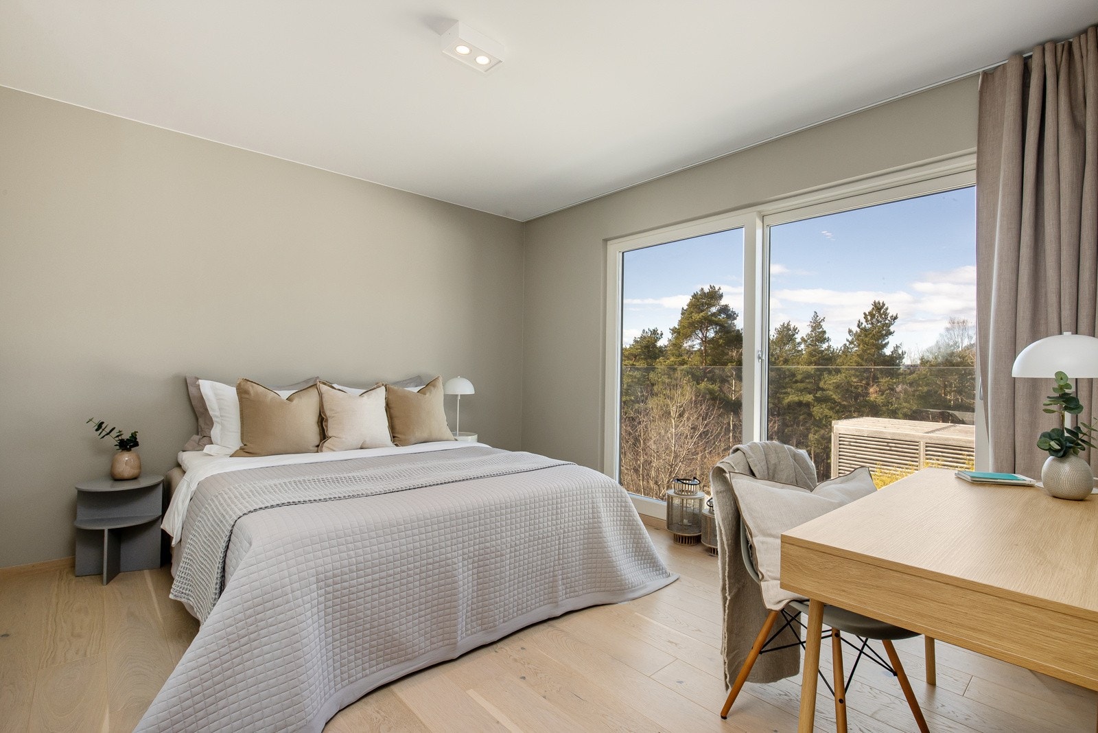 Tre soverom ligger i 1. etasje og alle har utgang til fransk balkong som bidrar til en sval romfølelse Galleribilde