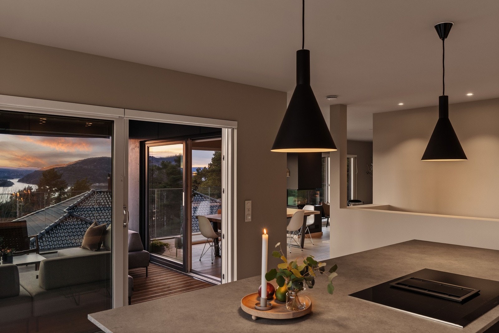 På grunn av den åpne løsningen samt kjøkkenøyens sosiale utforming kan den som lager mat enkelt ha kontakt med familien eller gjester. Galleribilde