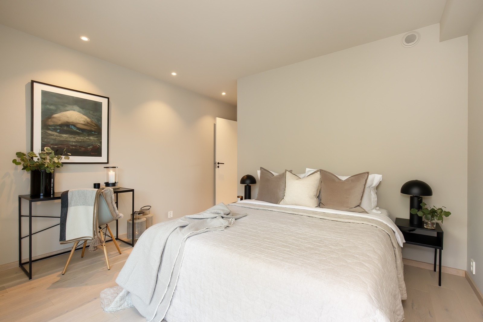 Soverom 1 ligger i 2. etasje og har en luftig atmosfære med utgang til boligens terrasse samt "ensuite-følelsen" med direkte tilknytning til eget baderom Galleribilde