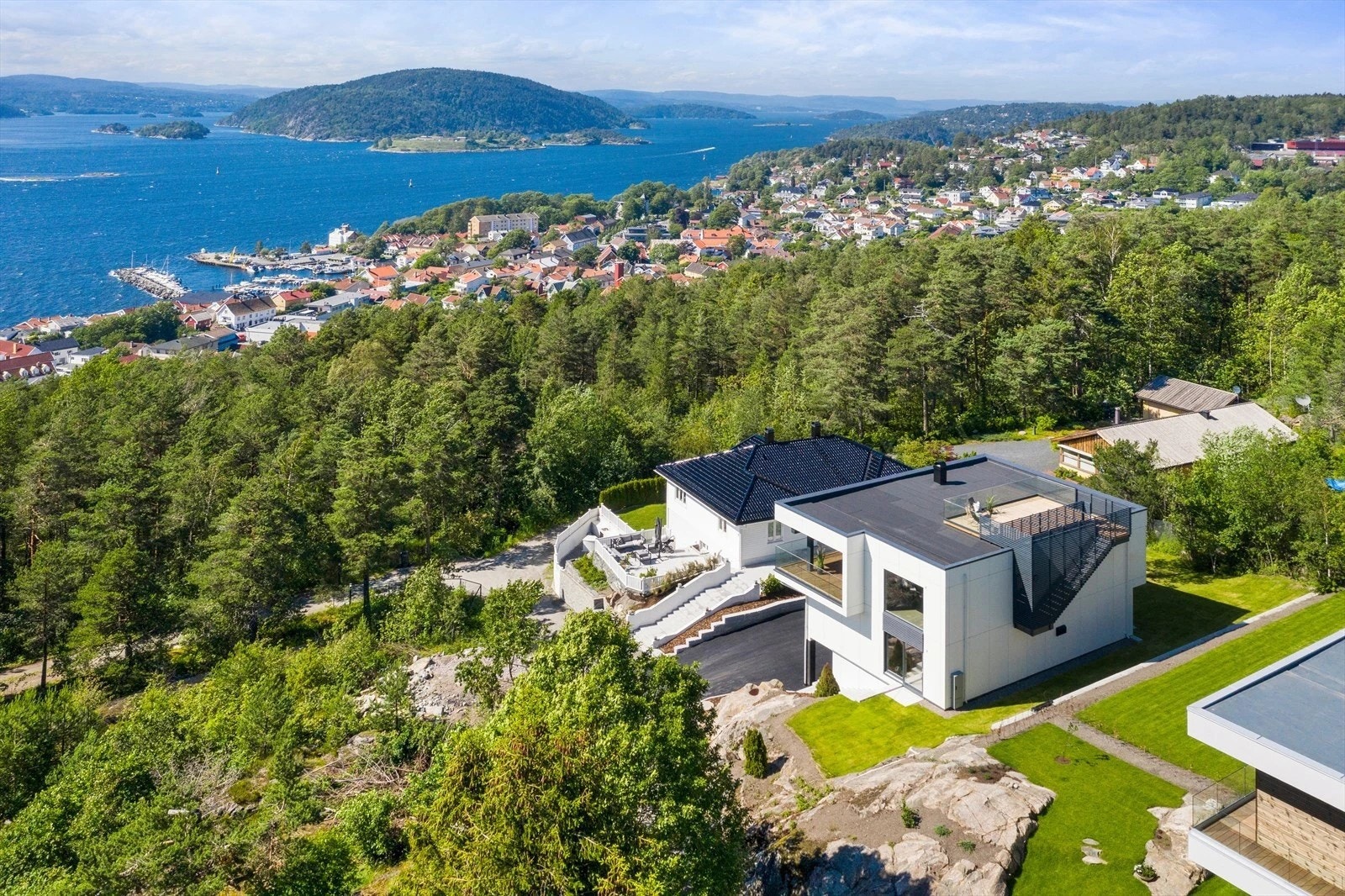 Boligen ligger vestvendt i terrenget med gode sol- og lysforhold, flott sjøutsikt fra boligens 2. etasje og takterrasse Galleribilde