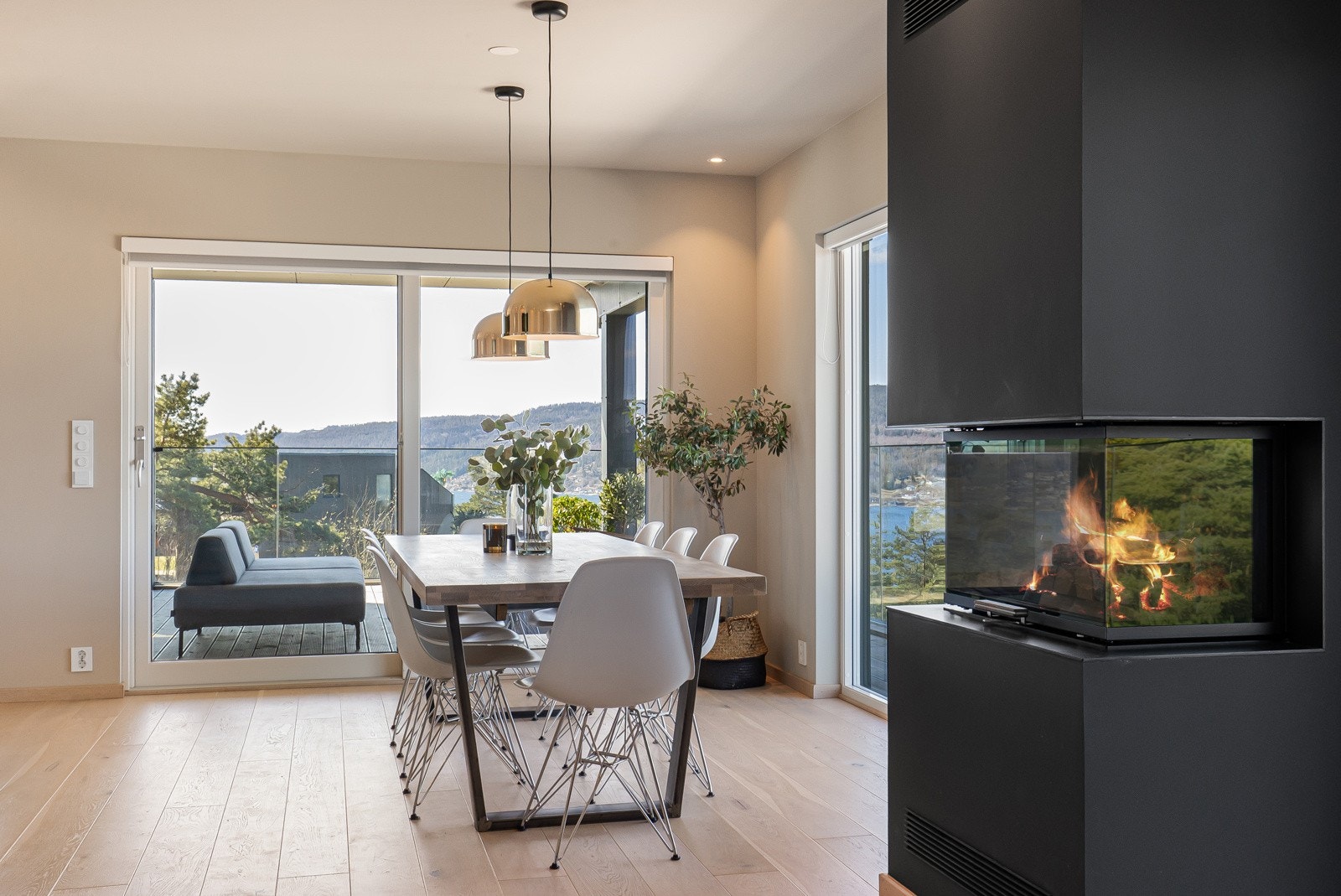 Stuen er i likhet med store deler av boligen lekkert utført med downlights i himling, delikate farger på overflatene og et flott enstavs parkettgulv med behagelig gulvvarme. Galleribilde