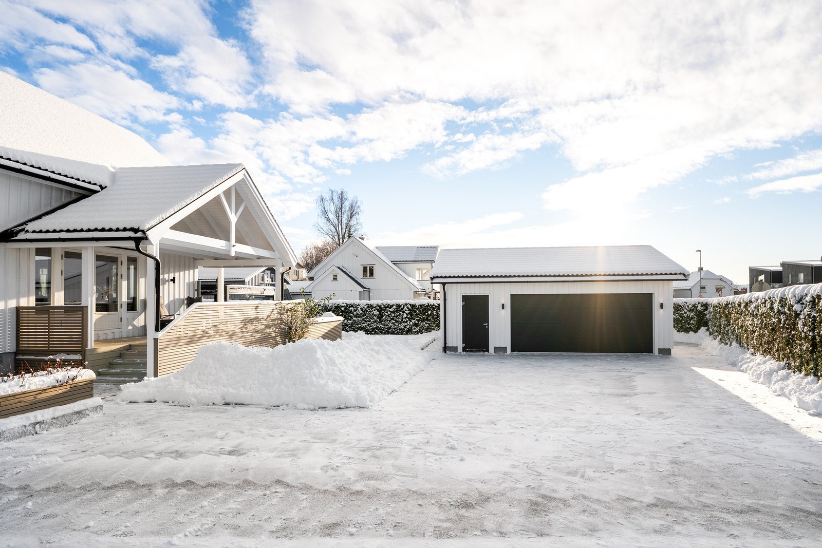 Dobbelgarasjen fra 2024 har montert elbillader. I tillegg er det god plass til flere kjøretøy på en asfaltert og en steinbelagt gårdsplass. Galleribilde