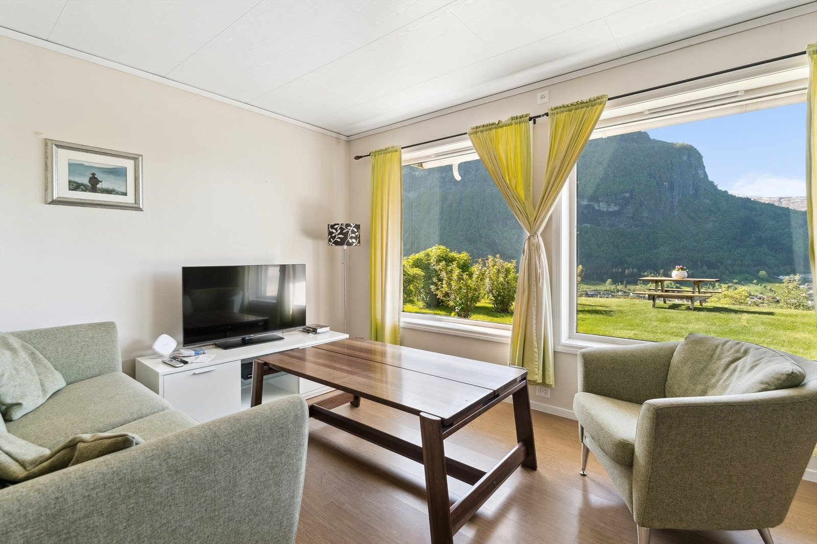 Stova i leiligheta har store vindaugsflater mot sør. Galleribilde