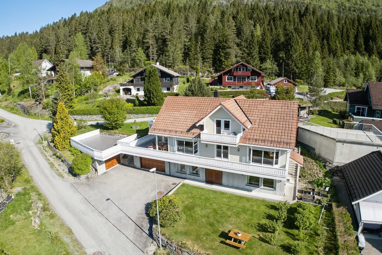 Her finn du eit innhaldsrikt husvære med romsleg garasje, stor terrasse og flott opparbeida utemiljø. Utleigeleilegheit er det også! Galleribilde