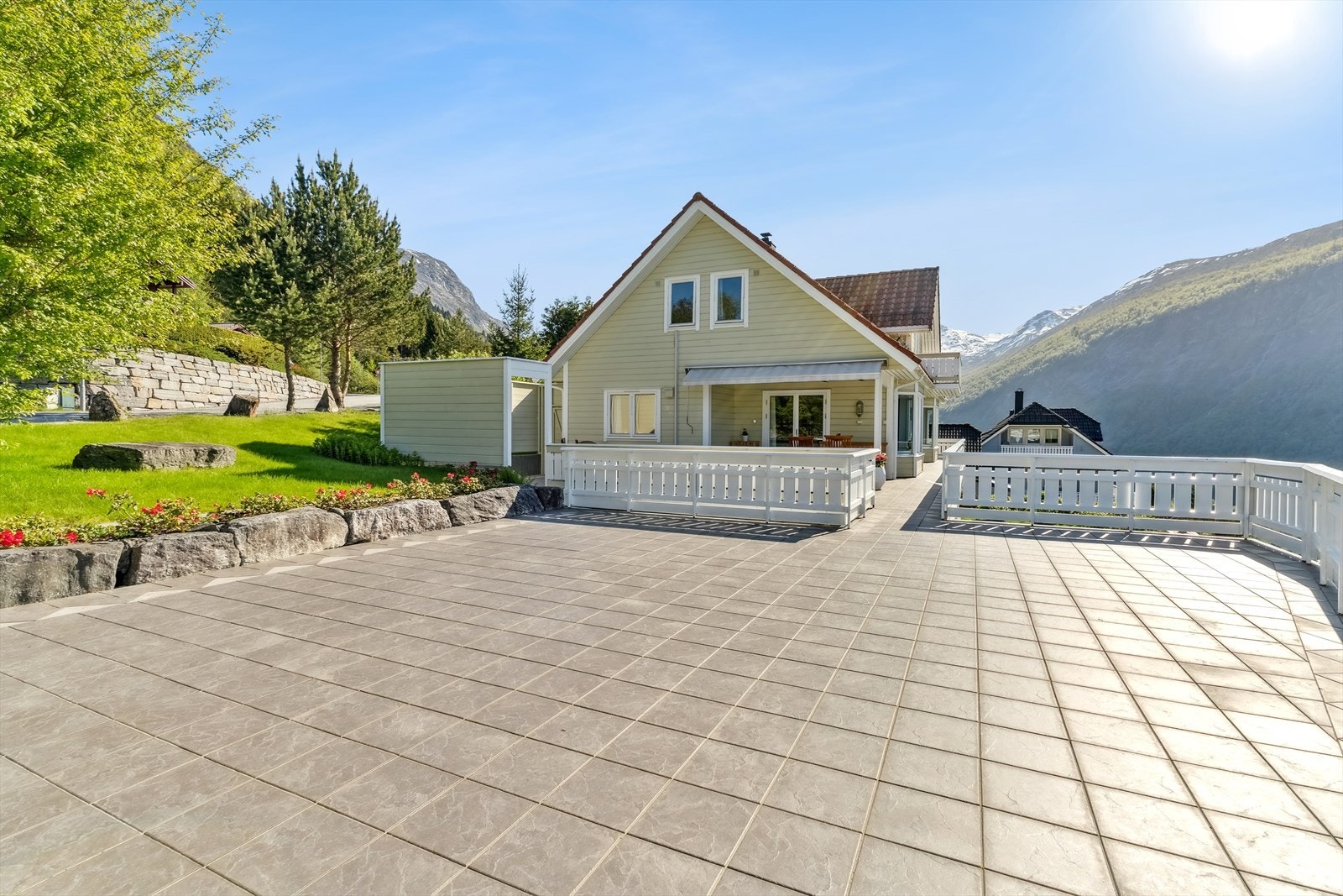 Her er det berre å dekke på langbordet og invitere familie og venner! Galleribilde