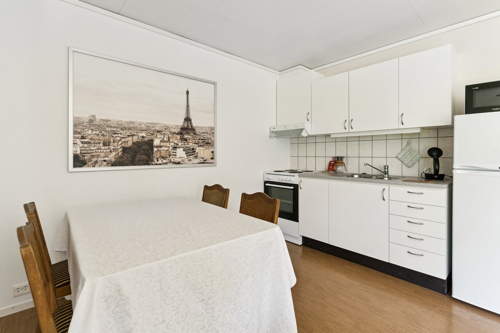 Det er åpen kjøkkenløysing i utleigedel. Galleribilde