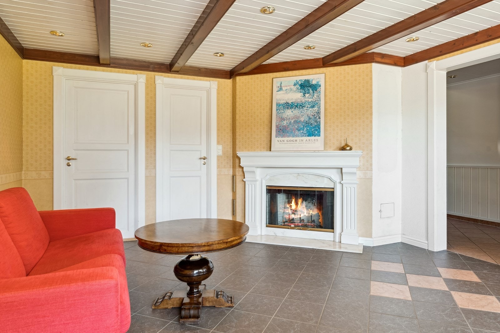 Stove i underetasje med flis på golv. Rommet er meget allsidig og ligg ved hovudinngang i underetasje. Dør til venstre i bilde går til bod og vidare til garasje. Dør midt i bilde går til baderom og badstu. Galleribilde