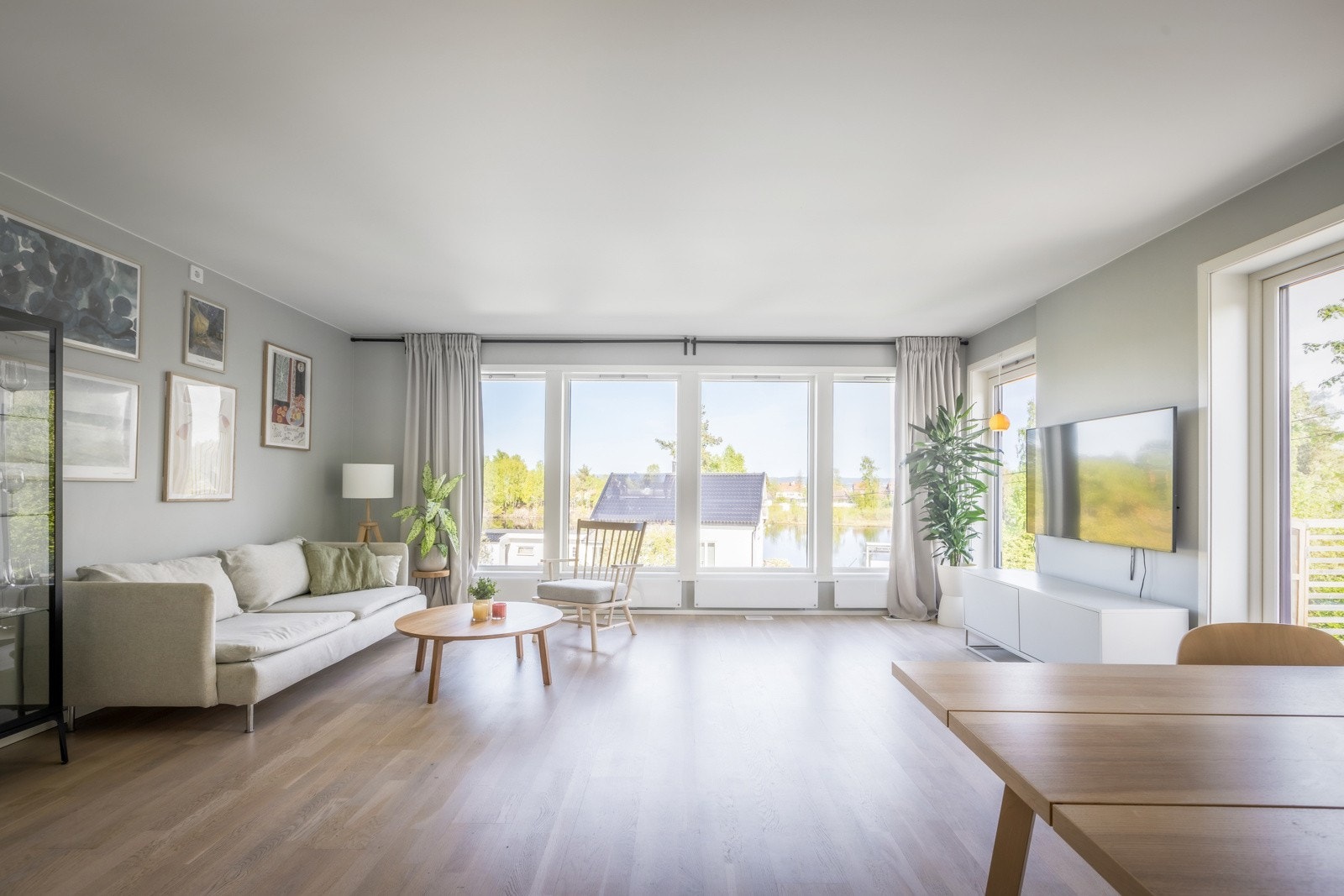 Stue har fin, åpen løsning til kjøkken. Galleribilde