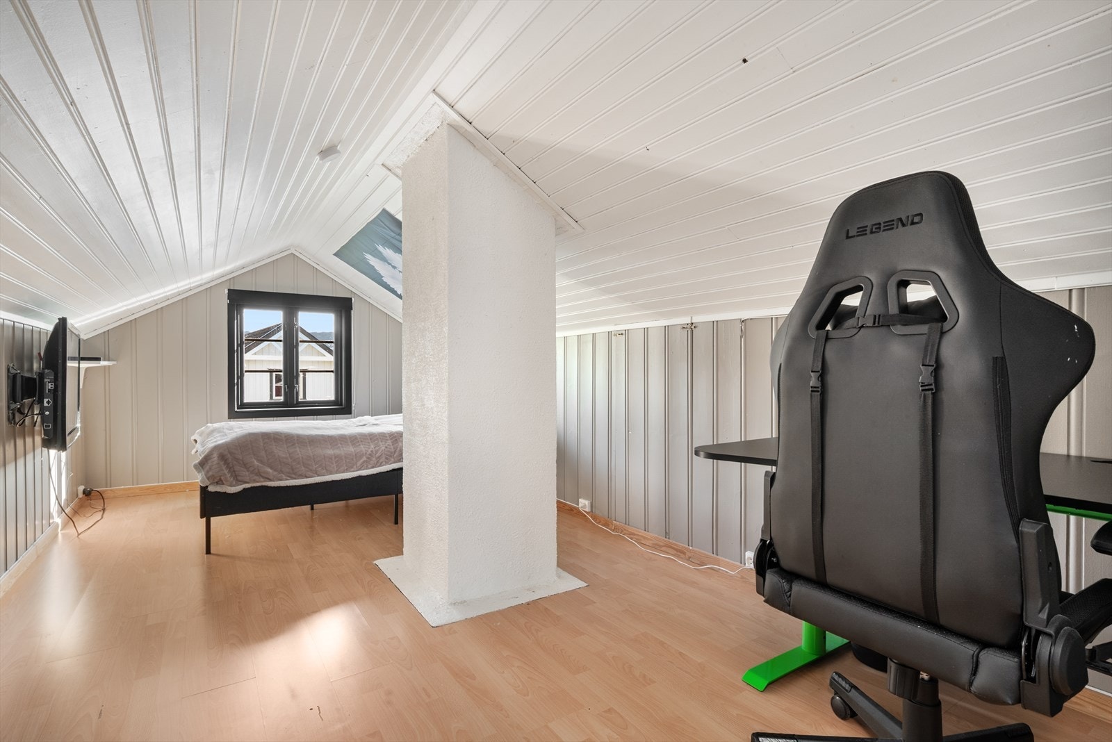 Innredet loft med ekstra soverom (lav takhøyde så ikke med i arealberegningen) Galleribilde