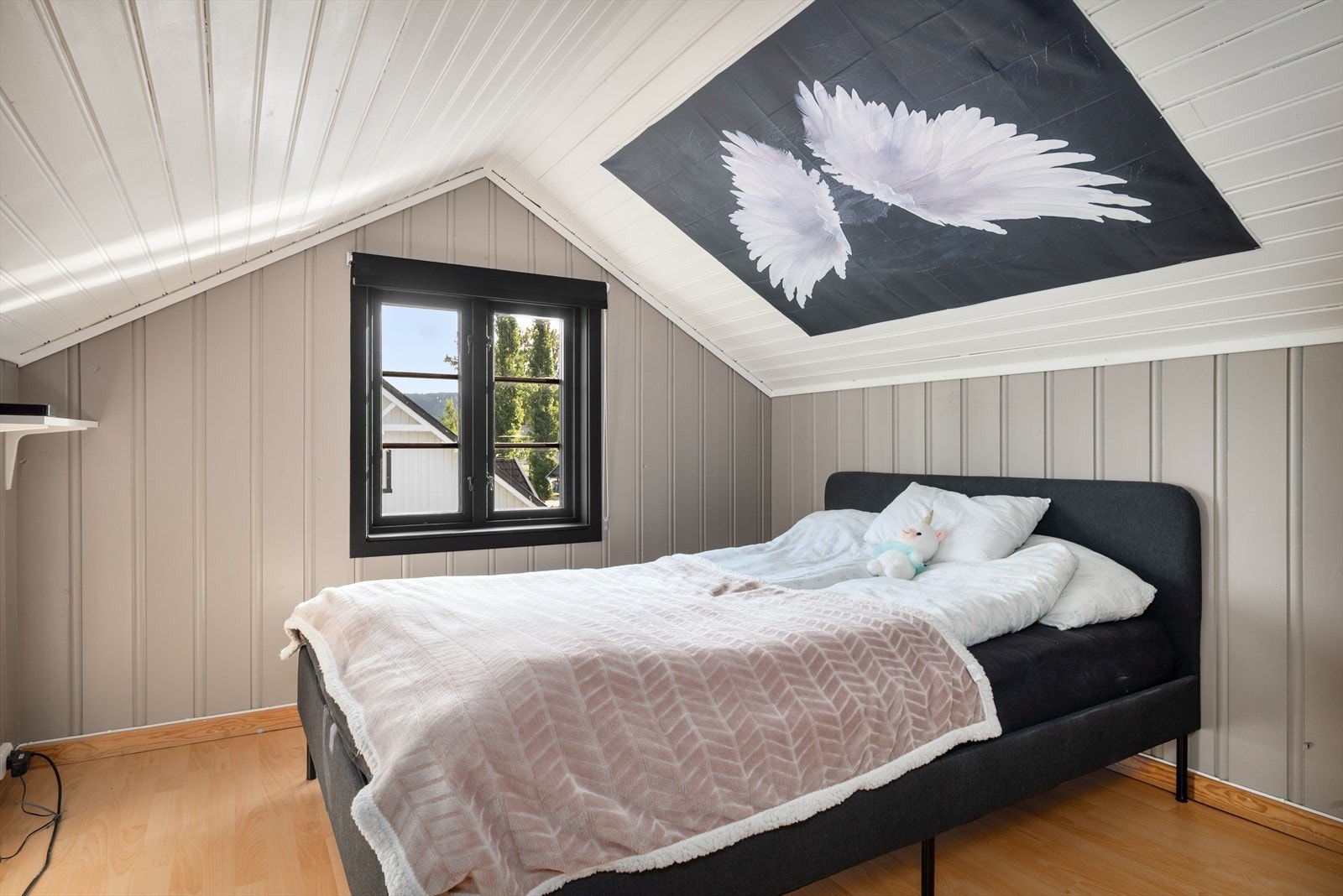 Innredet loft med ekstra soverom (lav takhøyde så ikke med i arealberegningen) Galleribilde