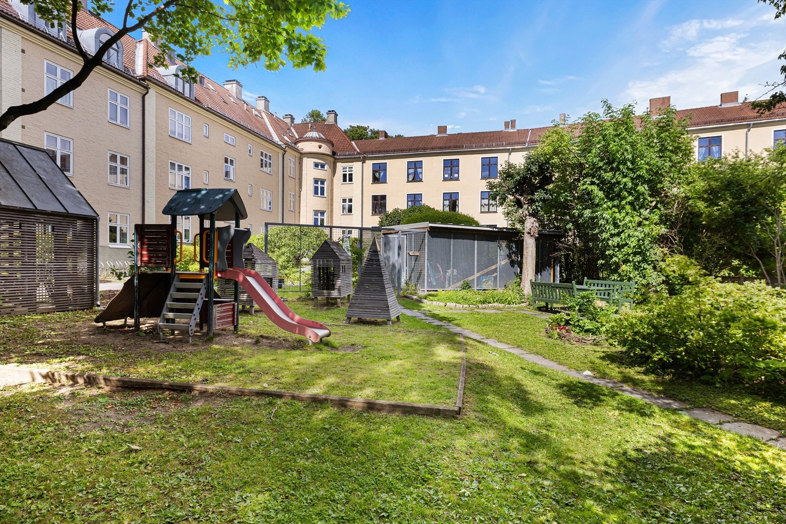Den rolige bakgården byr på et frodig grøntareal om sommeren, lekeplass for de små, sittebenker for alle og store uteboder med mulighet for hensetting av sykler og barnevogner. Galleribilde