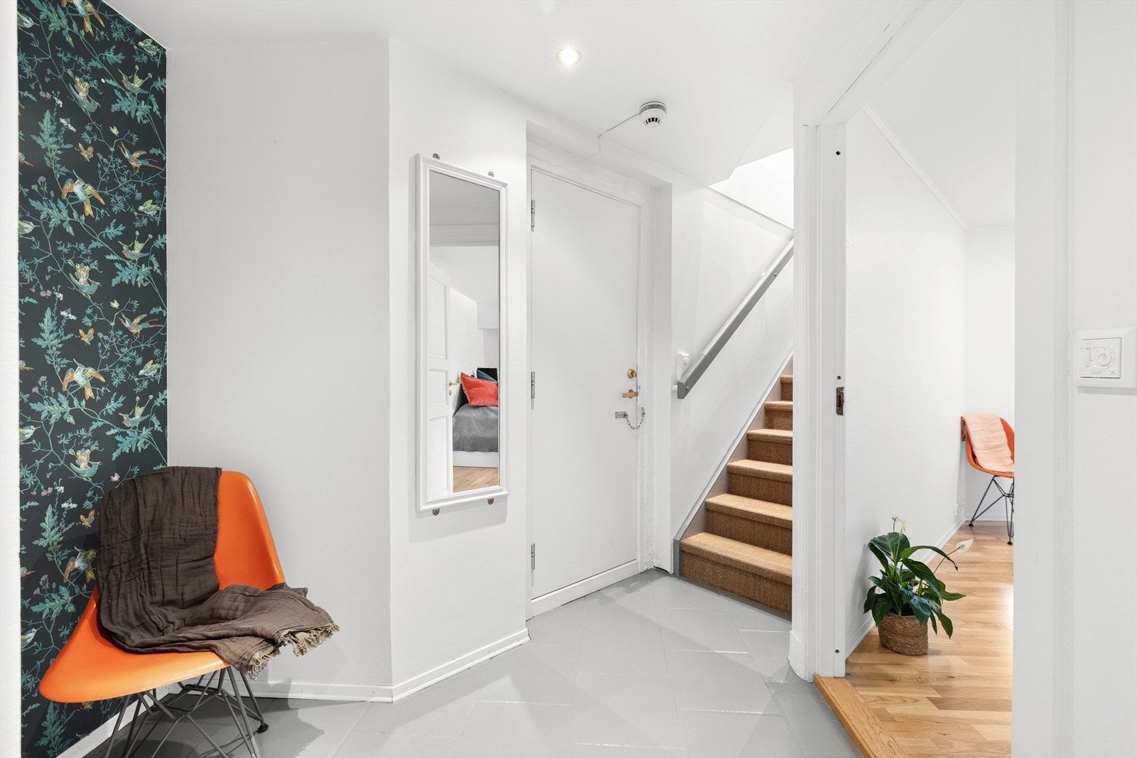 Trappeadkomst innvendig mellom etasjene. Leiligheten disponerer 2 stk kjellerboder på henholdsvis ca. 11 m² og ca. 2 m² og de kommer man til tørrskodd gjennom den døren du ser ved trappen. Ellers er soverom 1 nå inn til høyre. Galleribilde