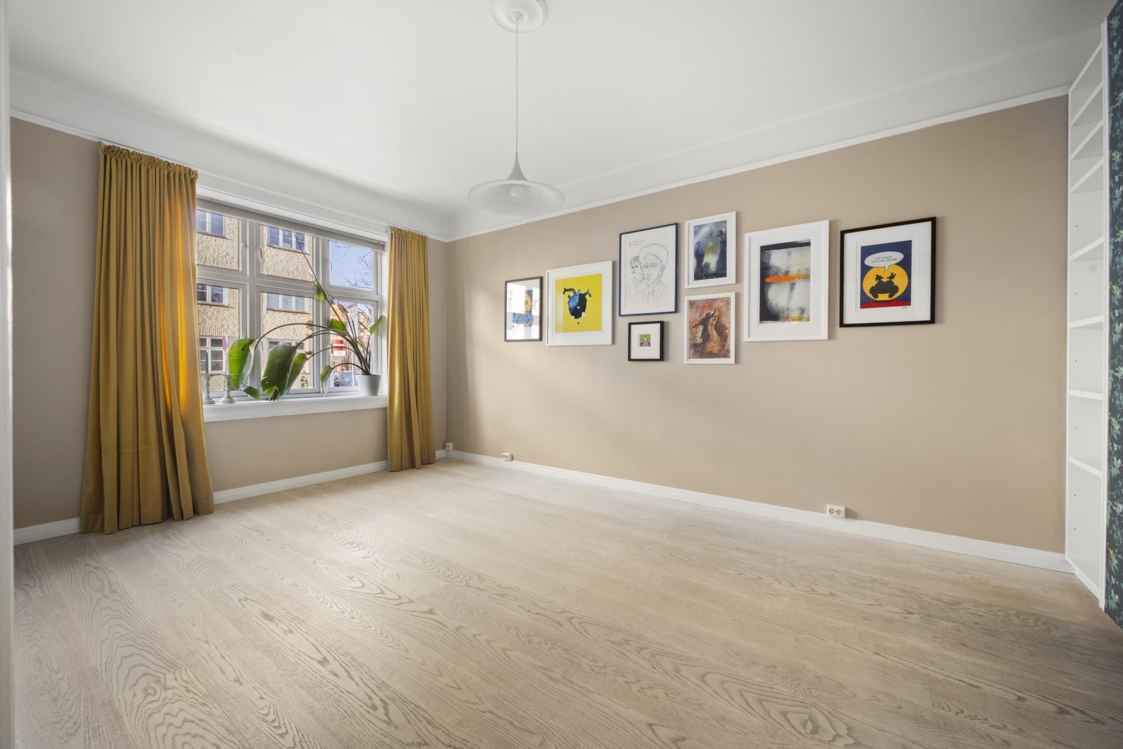 Her er det plass til både familiemiddager og rolige kvelder, men rommet egner seg også godt som et naturlig samlingspunkt ved sosiale anledninger med gode venner. Ihht tidligere byggetegninger er dette rommet byggemeldt soverom, så flere bruksmuligheter. Galleribilde