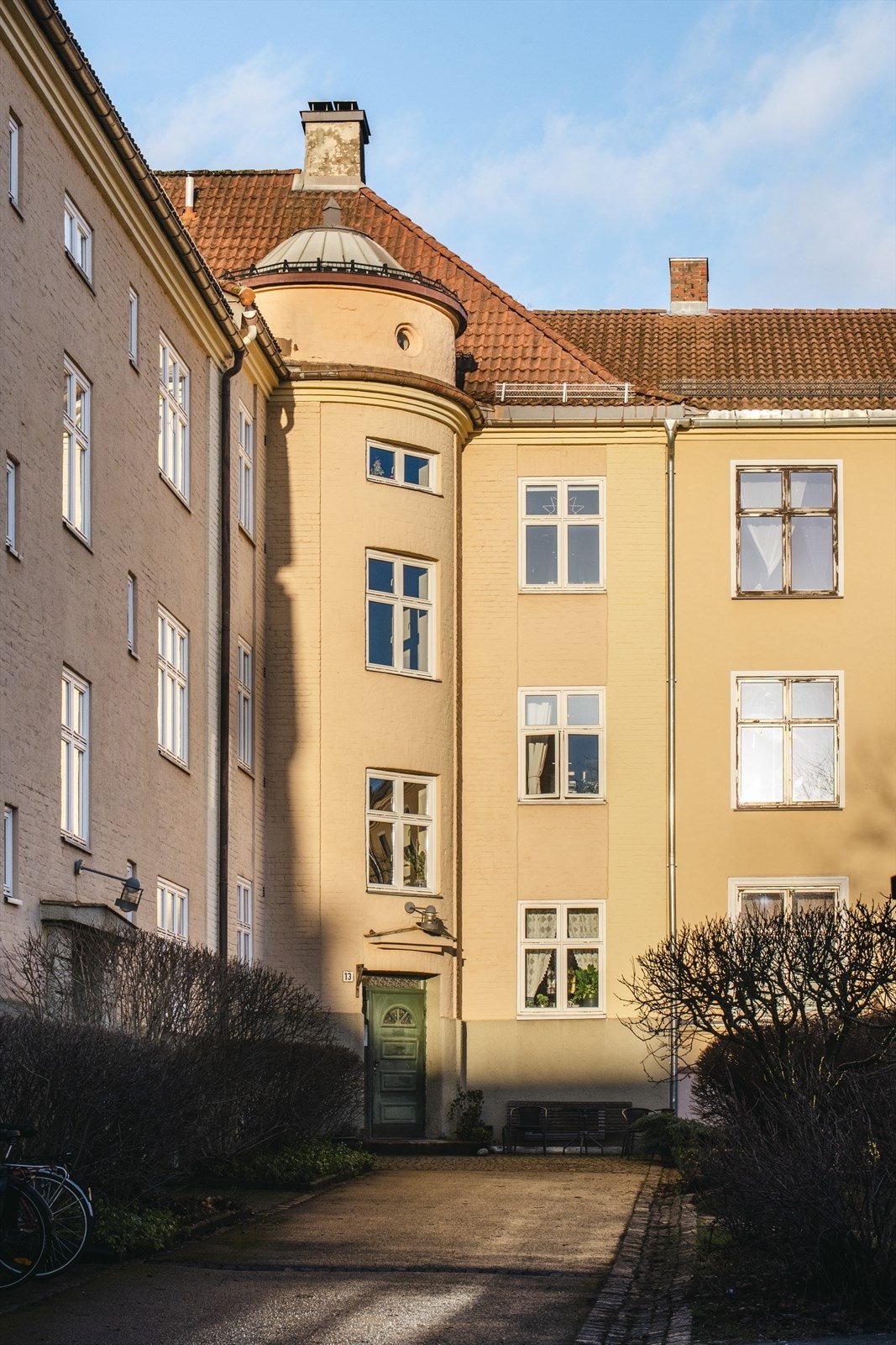 Flott bygård fra 1928 - tidløs arkitektur med gjennomført uttrykk. Galleribilde