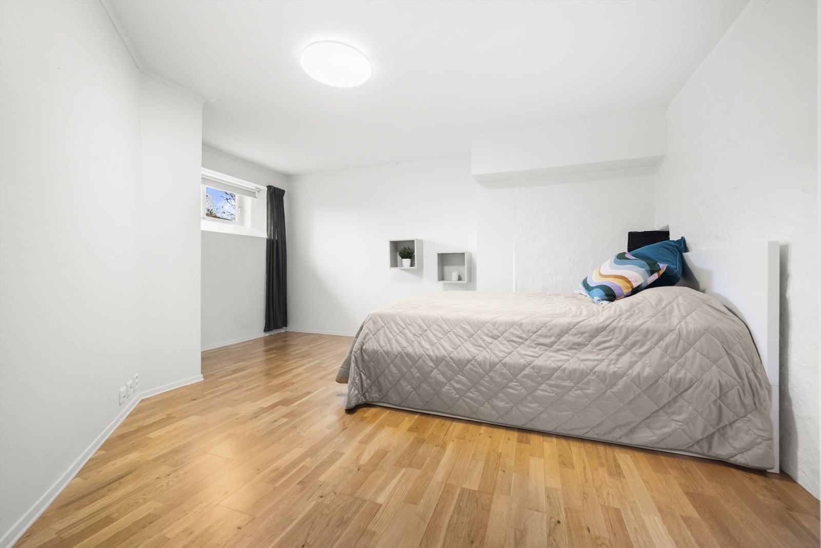 Soverommet er av svært god størrelse og vender mot et pent opparbeidet gårdsrom. Det brukes i dag som soverom, men kan også fungere som en ekstra stue, et stort kontor eller annet etter behov. Galleribilde