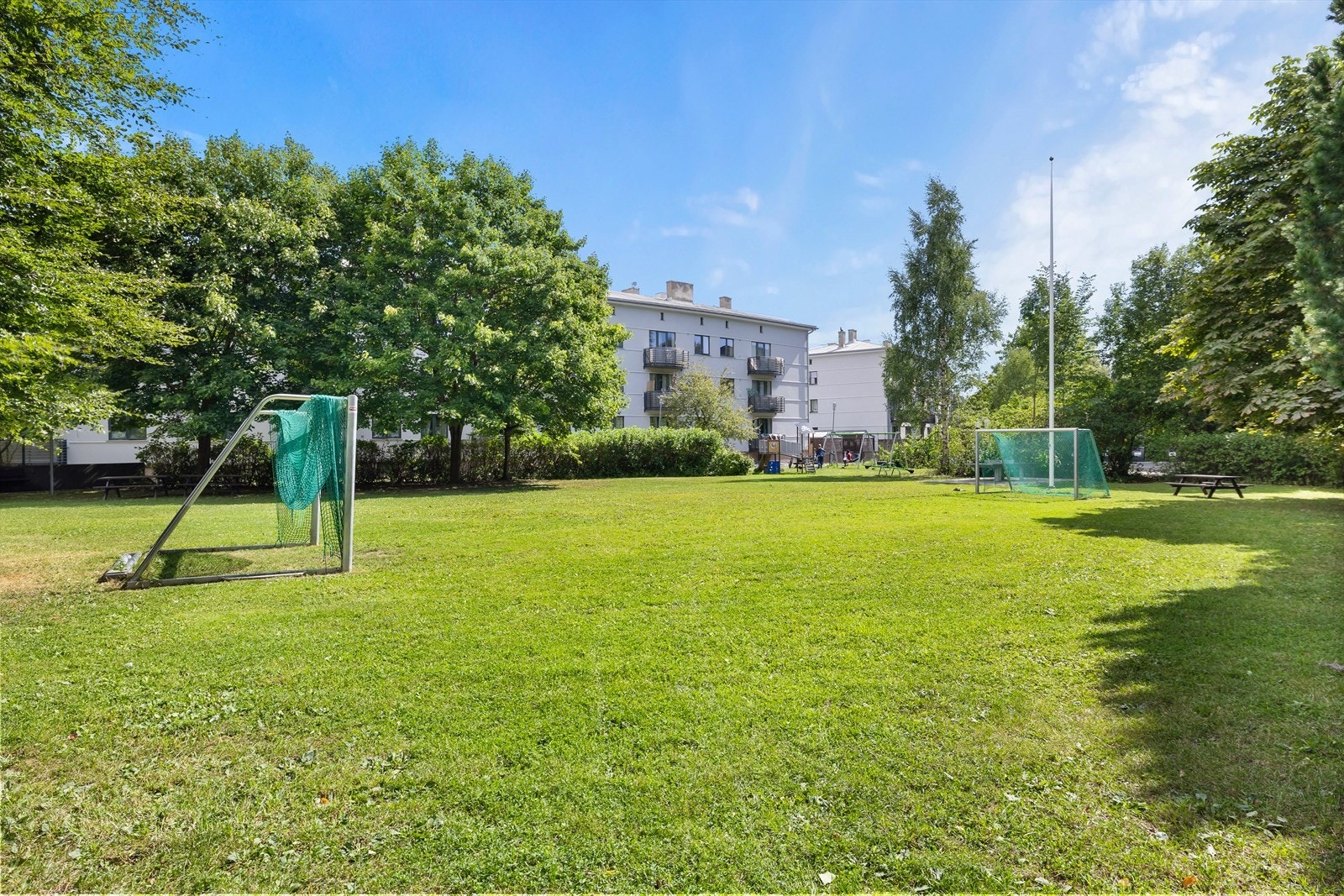 Fotballbanen er en del av bakgården - Perfekt boltreplass får både store og små. Galleribilde
