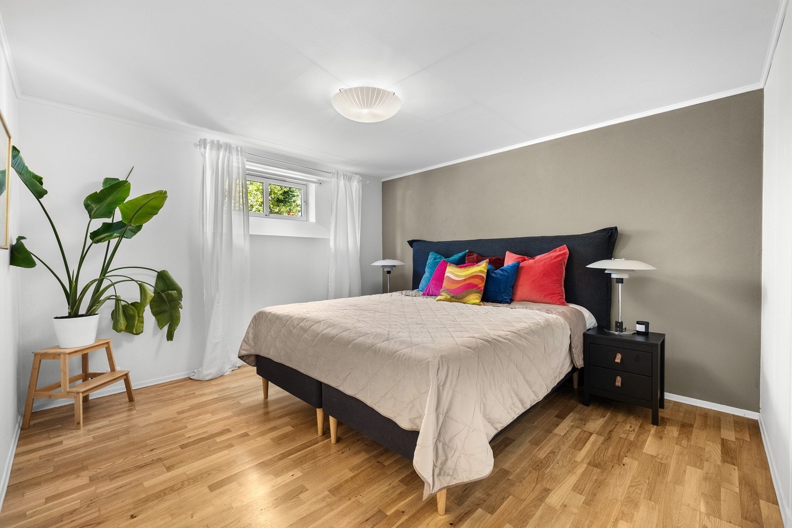 Dette rommet fungerer i dag som boligens hovedsoverom, men er i henhold til byggetegningene godkjent som hobbyrom, og dermed ikke godkjent for varig opphold. Galleribilde