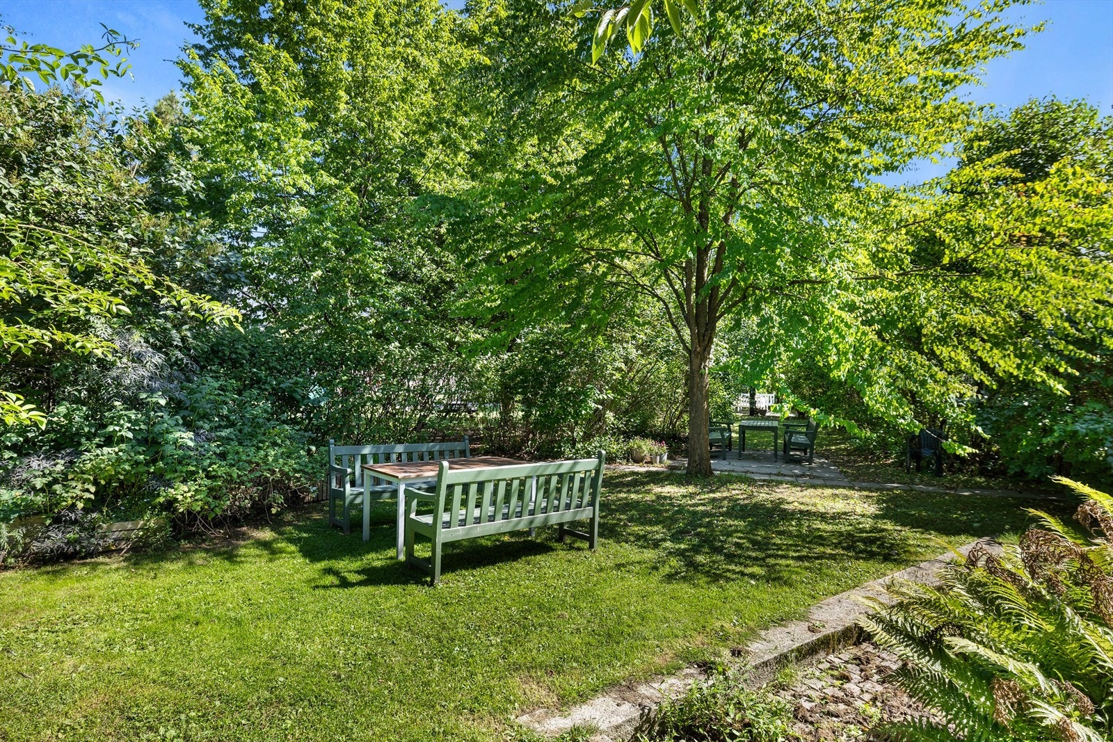 Dette er et nabolag for deg som ønsker det beste av to verdener - nærheten til byens mangfoldige tilbud, og et hjem i rolige, grønne omgivelser med ekte nabolagsfølelse. Her kan man ha hyggelig sammenkomster, enten med naboer eller venner/familie. Galleribilde