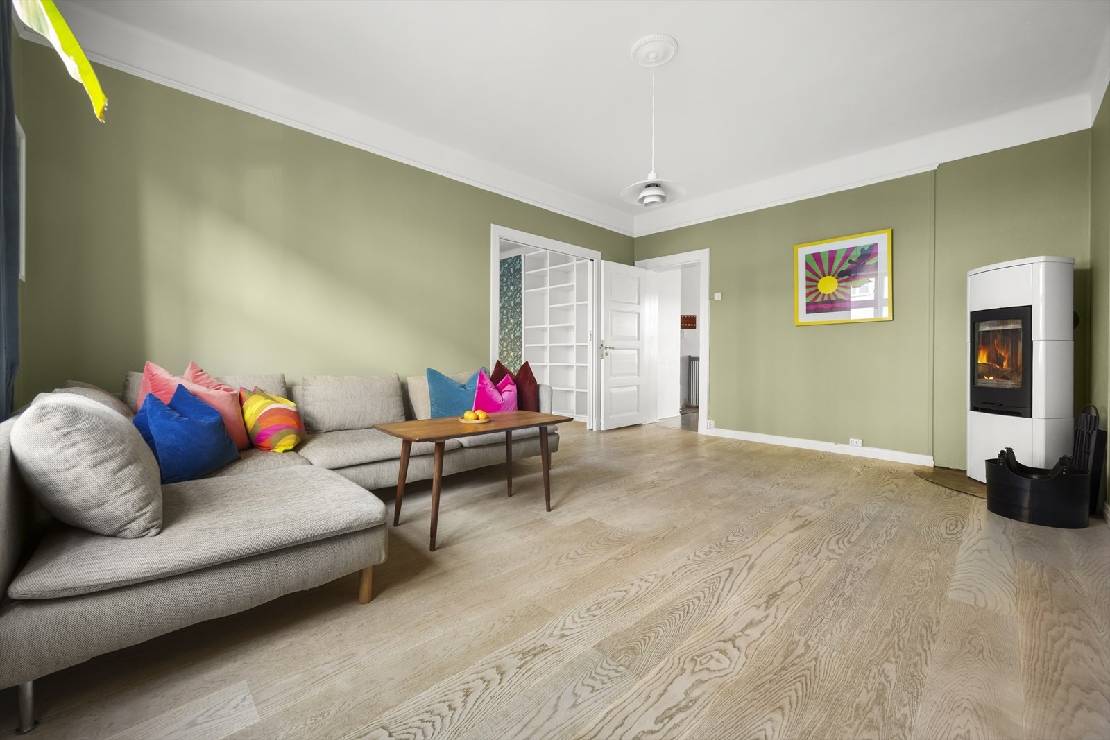 Stuen i første etasje oppleves som både romslig og lys, med god plass til å innrede soner for både avslapning og sosialt samvær. Galleribilde