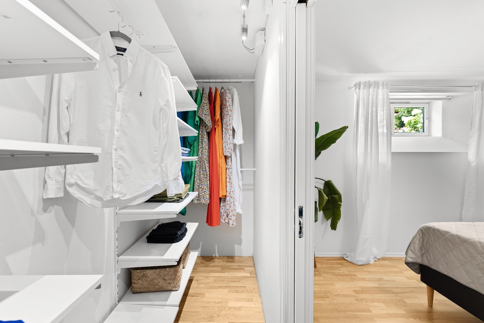 Herfra er det direkte tilgang til et praktisk walk-in closet, som enkelt kan lukkes av med skyvedør. Galleribilde