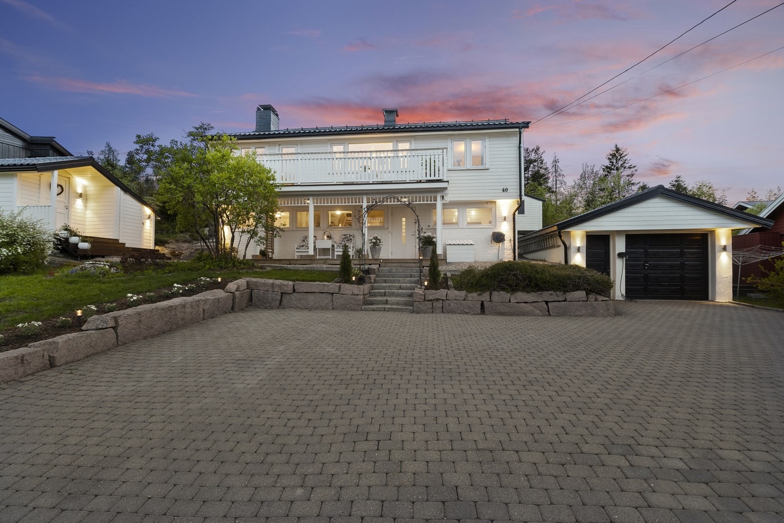 Sjarmerende enebolig med pent opparbeidet gårdsplass og garasje. Galleribilde