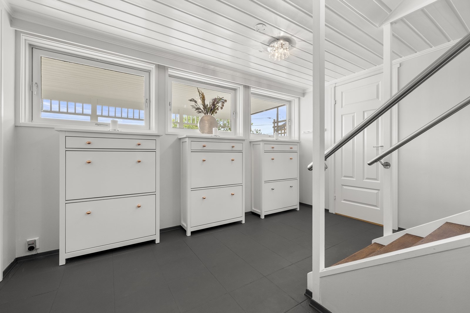 Rikelig med skooppbevaring. Galleribilde