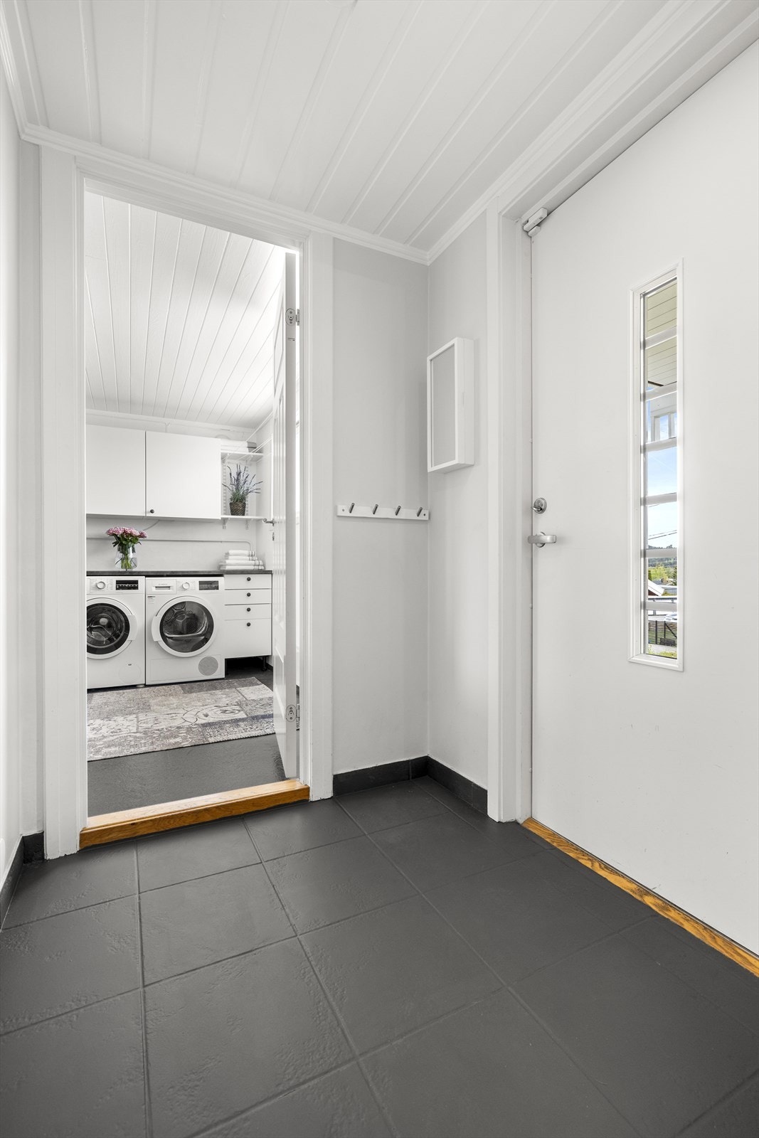 Hyggelig entré og hall med mulighet for oppheng av yttertøy og plassering av sko. Galleribilde