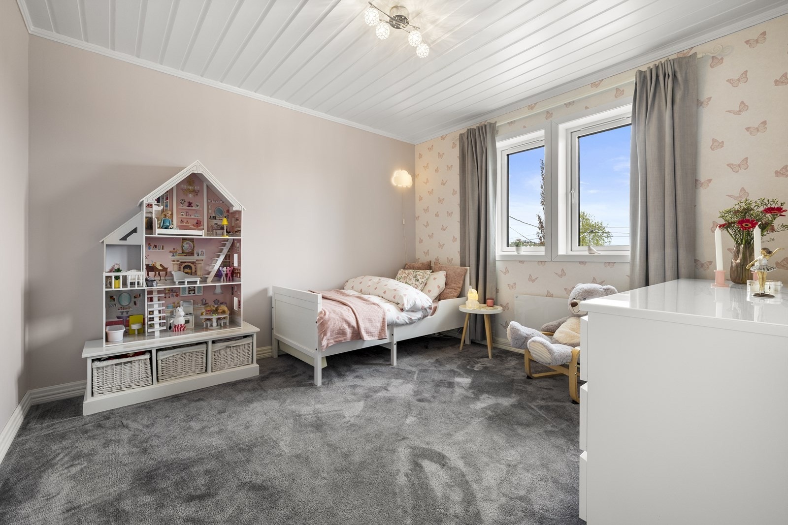 Soverom II er møblert som barnerom og oppleves sjarmerende med en barnlig tapet. Galleribilde