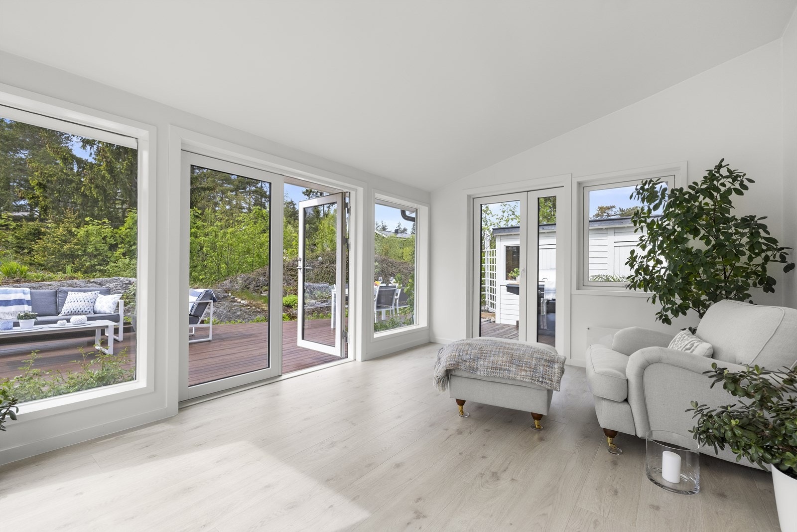 Det er tilbygget en hyggelig vinterhage med mange og store vinduer, samt dobbel utgangsdør til terrasse. Galleribilde