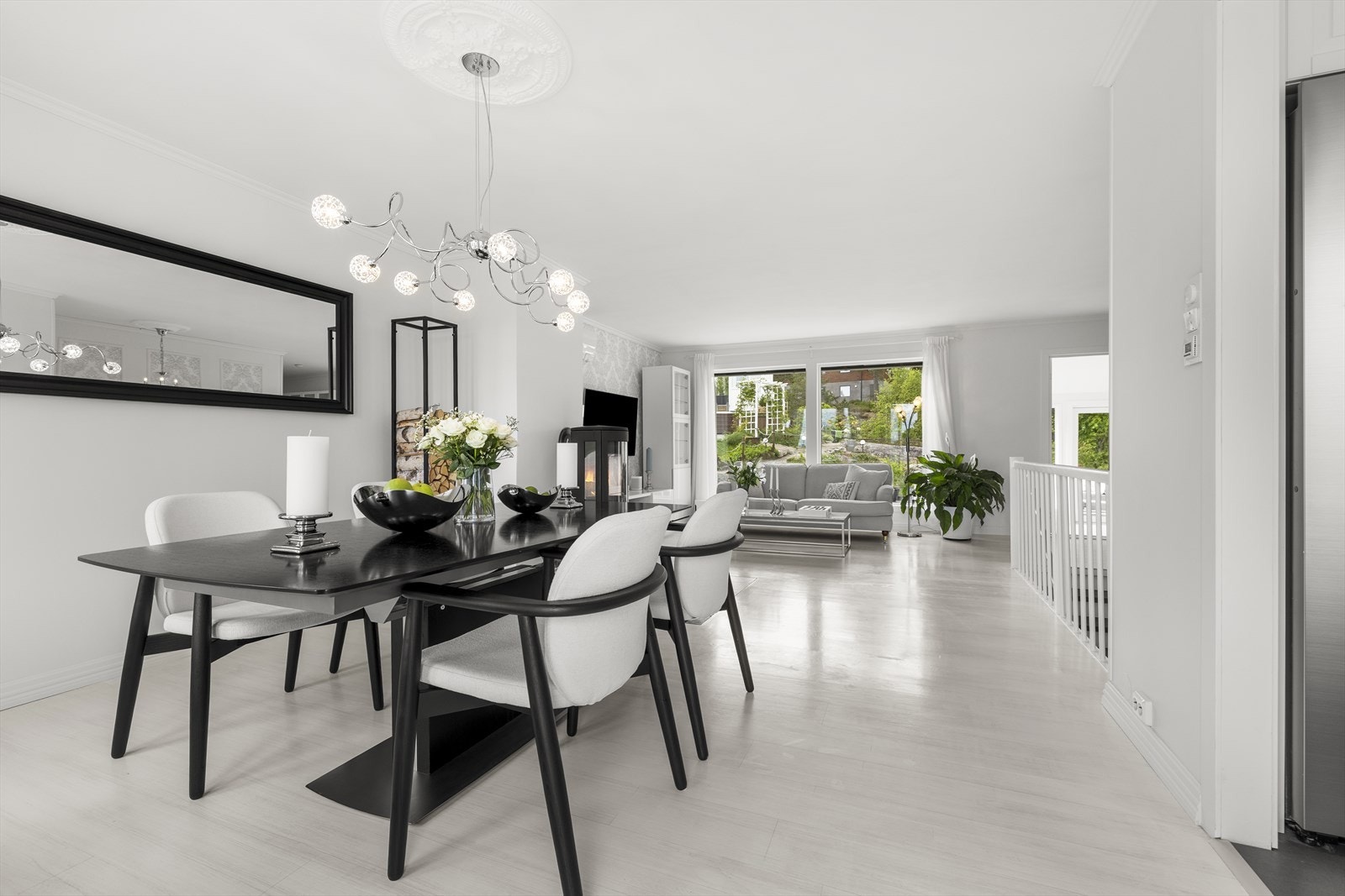 Stuen har en delvis åpen løsning mot kjøkken og rommet oppleves sosialt med flere innredningsmuligheter. Galleribilde