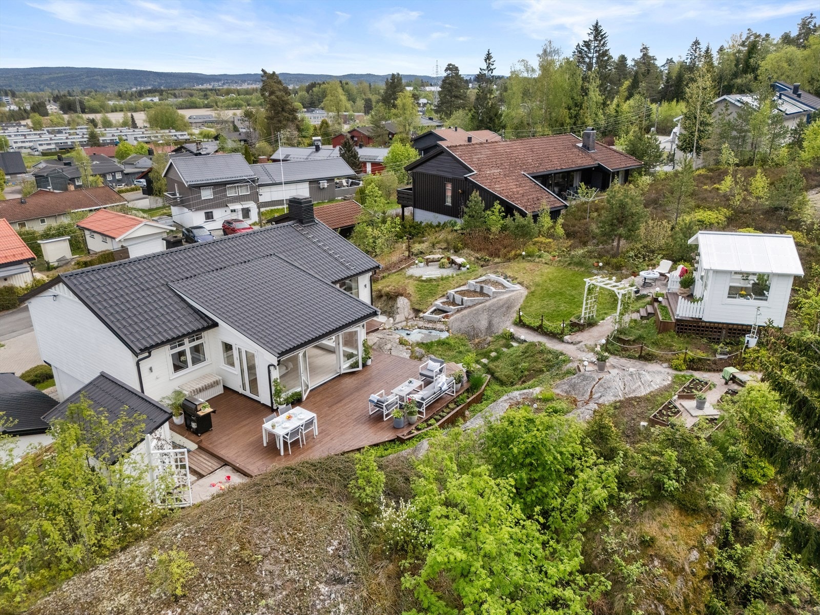 Eiendommen har en romslig hage med flere sitteområder. Galleribilde