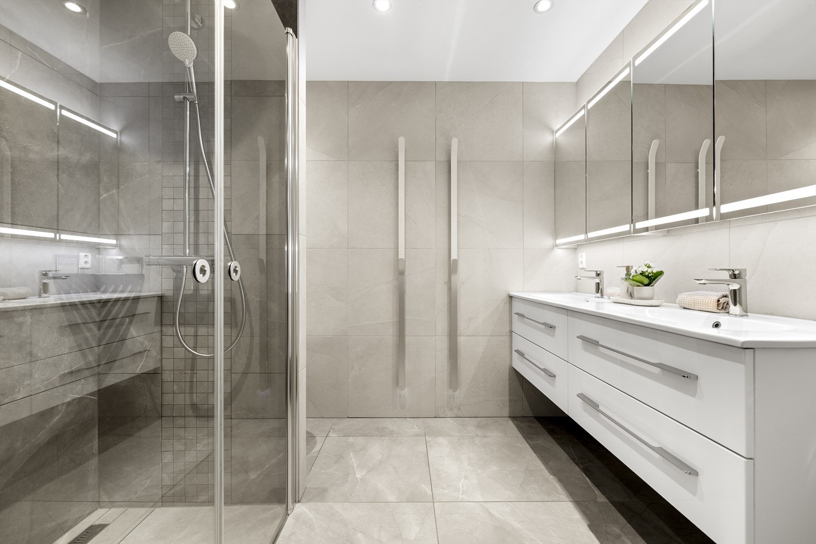 Delikat baderom som umiddelbart gir den spafølelsen en ønsker. Galleribilde