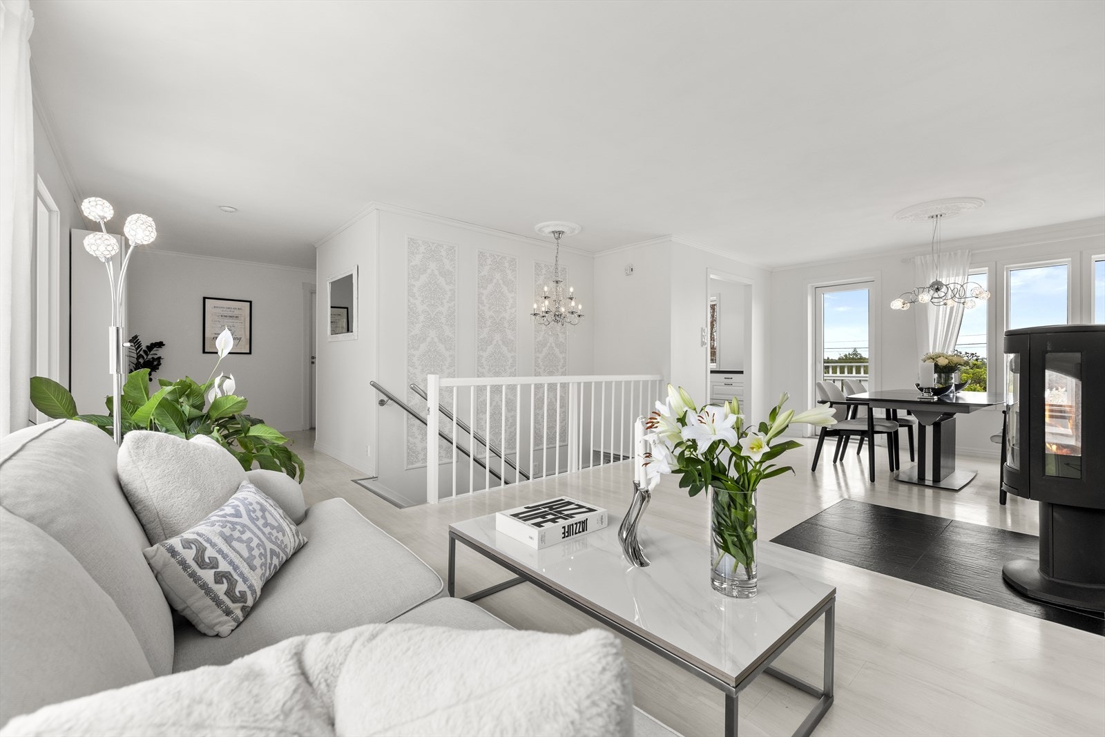 Fin og gjennomgående planløsning med innslipp av mye naturlig lys. Galleribilde