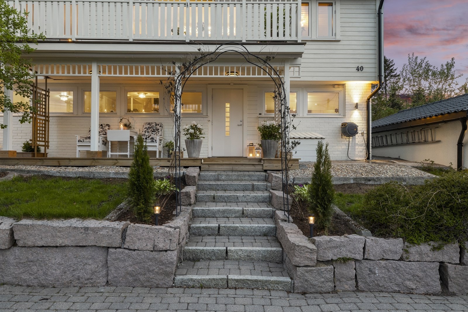 Innbydende inngangsparti med vakker beplantning. Galleribilde