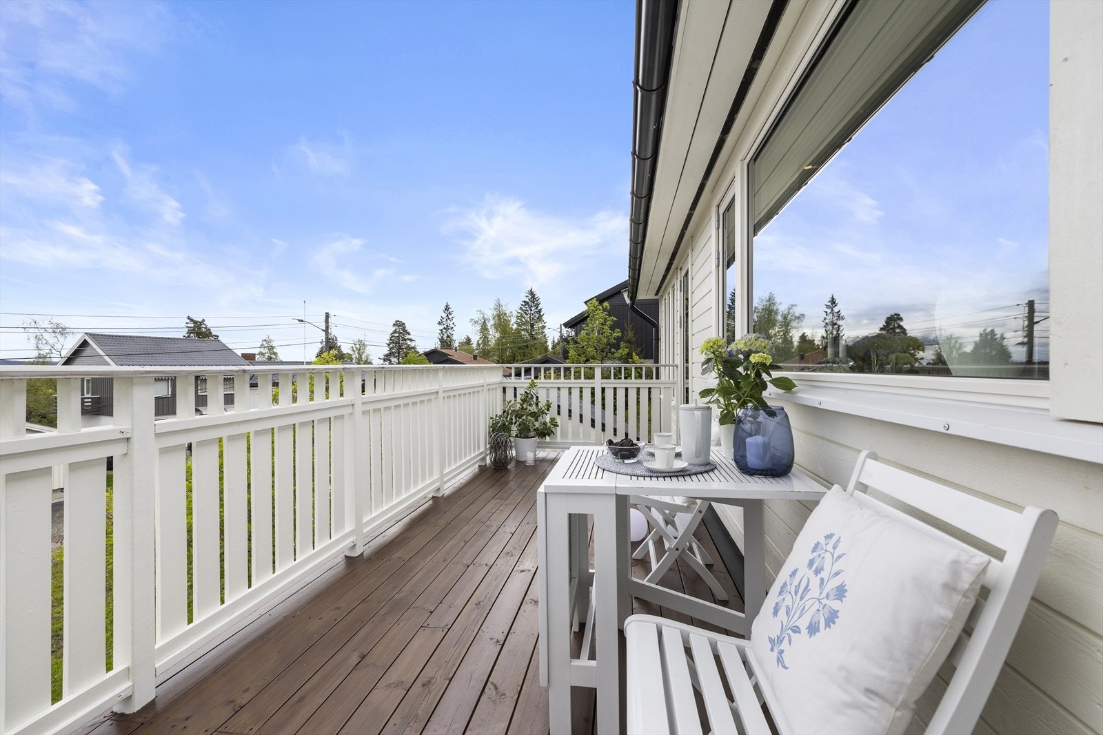 Innbydende balkong hvor morgenkaffen kan nytes. Galleribilde