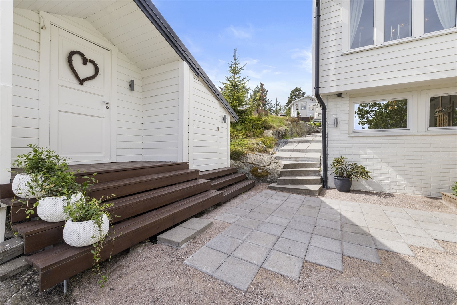 Uteområde med uteboder og trapper. Galleribilde