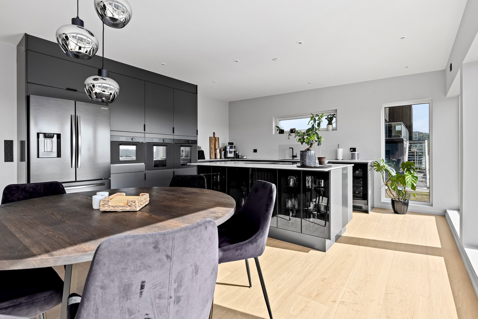 Stue/kjøkken i åpen løsning. Galleribilde