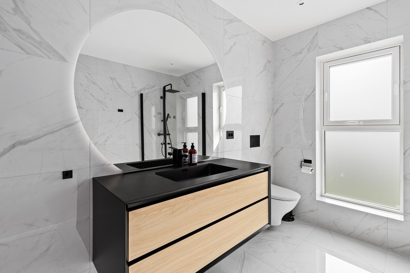 Lekkert bad med wc, servant, badekar og dusjhjørne. Galleribilde