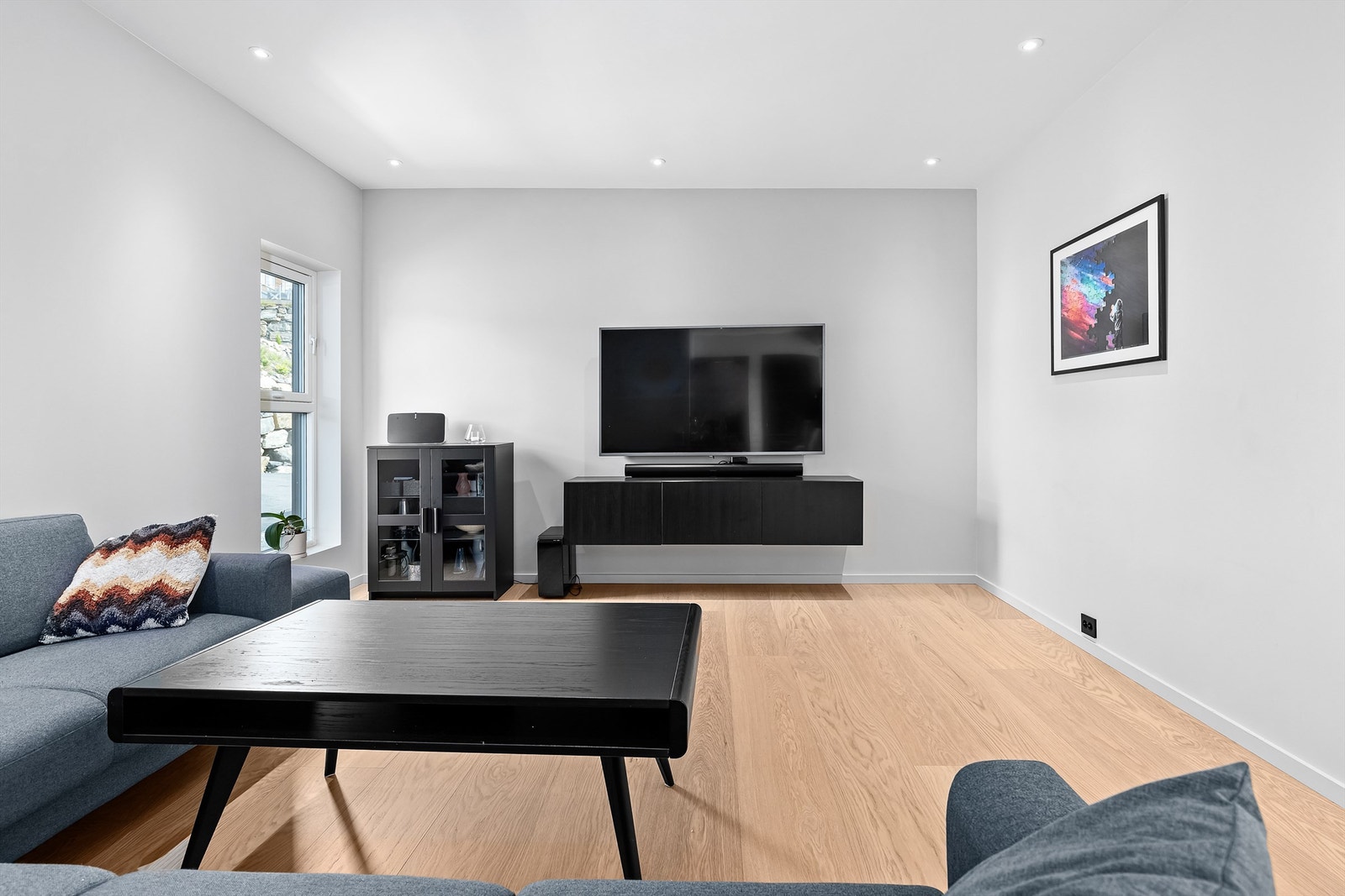 Downlights med dimmere i de fleste rom. Galleribilde