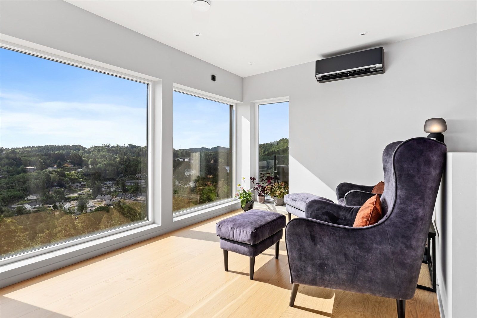 Varmepumpe installert i stue til kjøling ved behov. Galleribilde