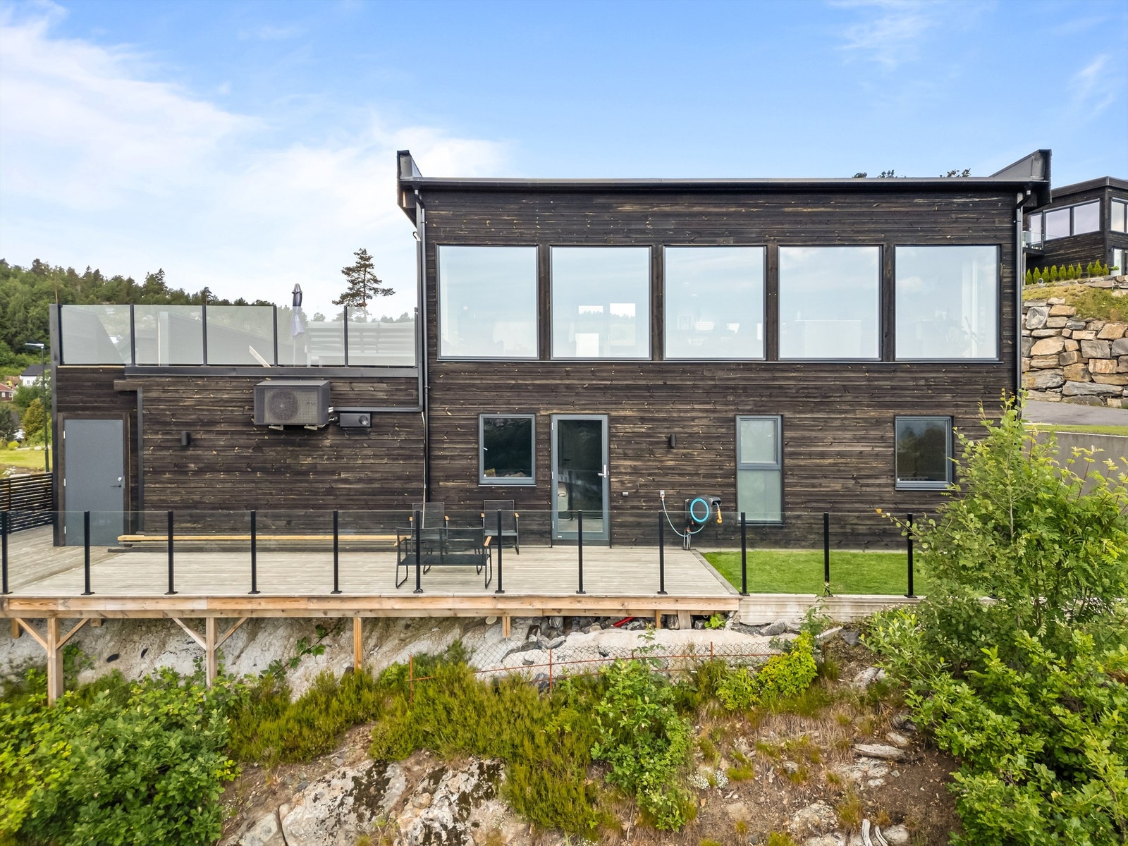 En lettstelt og sentral enebolig bygget i 2022. Galleribilde