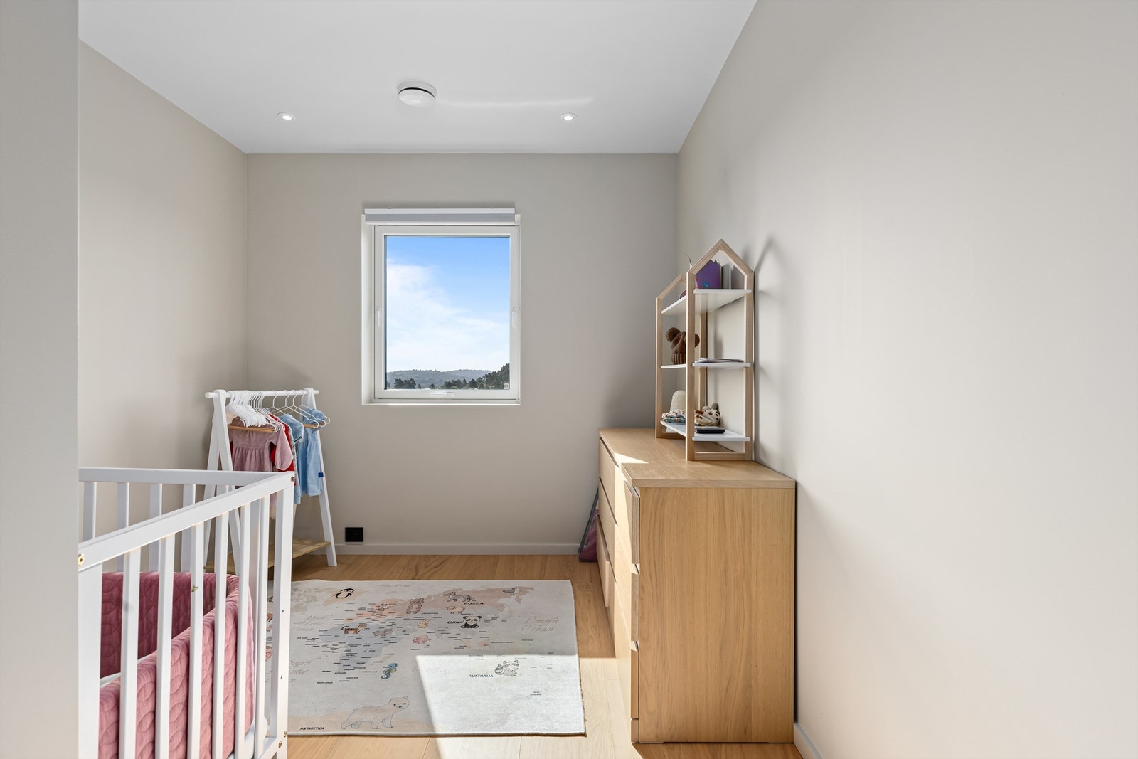 Soverom. Det er totalt fire soverom i boligen. Galleribilde