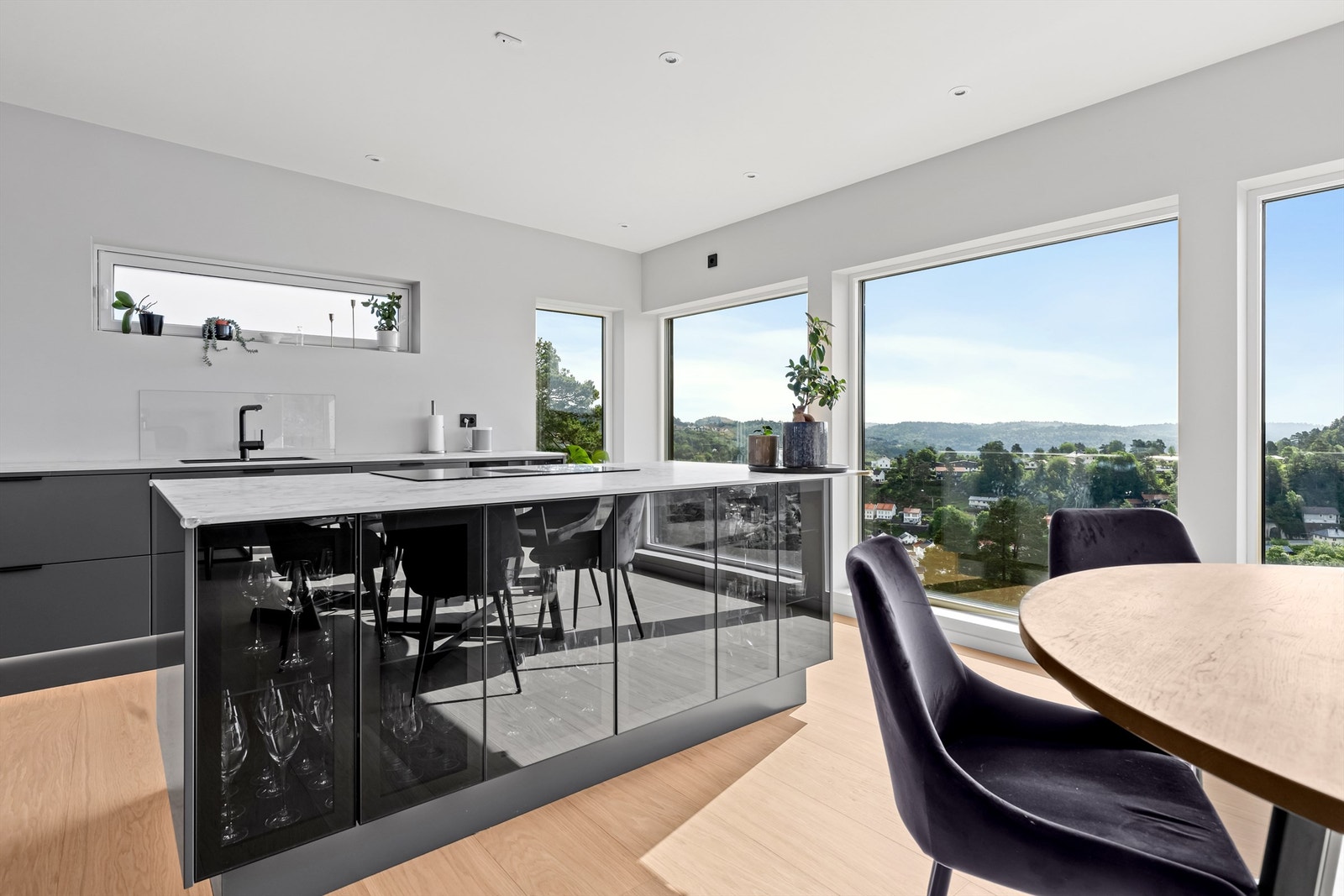 Genial kjøkkenøy med koketopp og skap/skuffeplass. Galleribilde