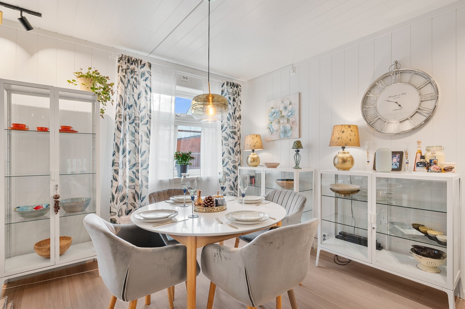 Spiseplassen er en naturlig del av allrommet, med kort vei til kjøkkenet. Galleribilde