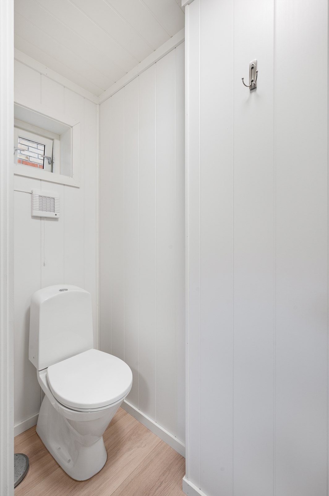 Rommet er utstyrt med gulvstående toalett og elektrisk avtrekksvifte for god ventilasjon. Galleribilde