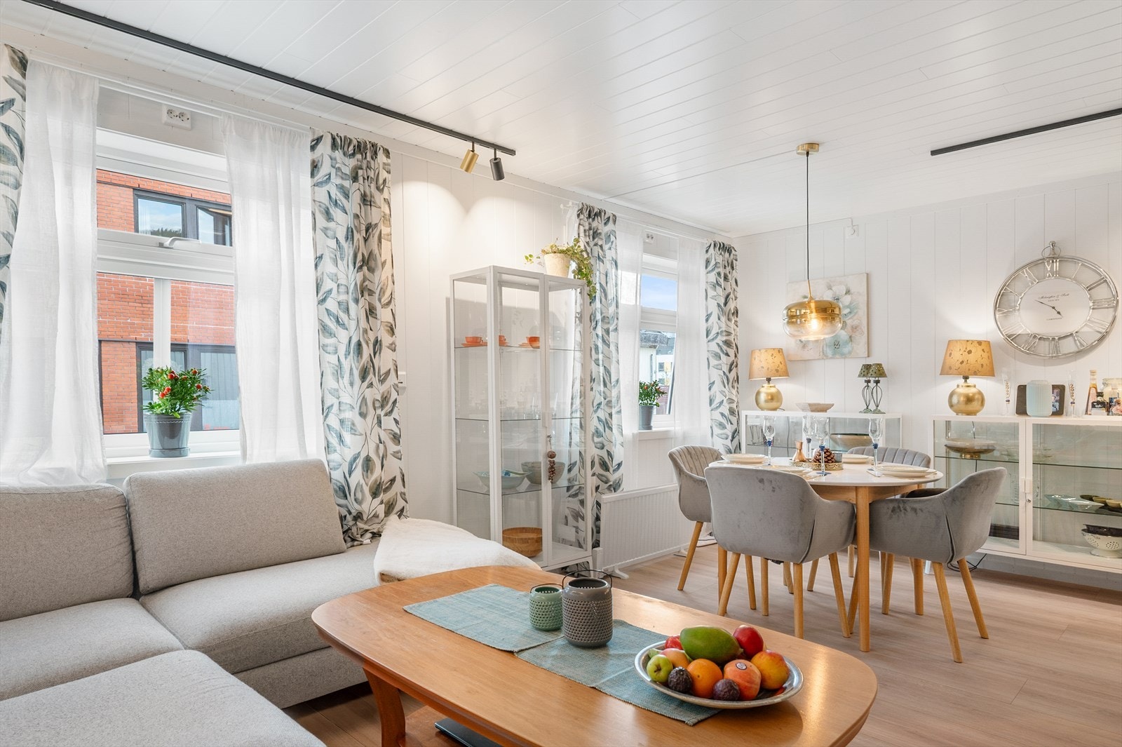 Rommet har nye vinduer med tolags isolerglass fra 2023 som slipper inn godt med dagslys. Galleribilde