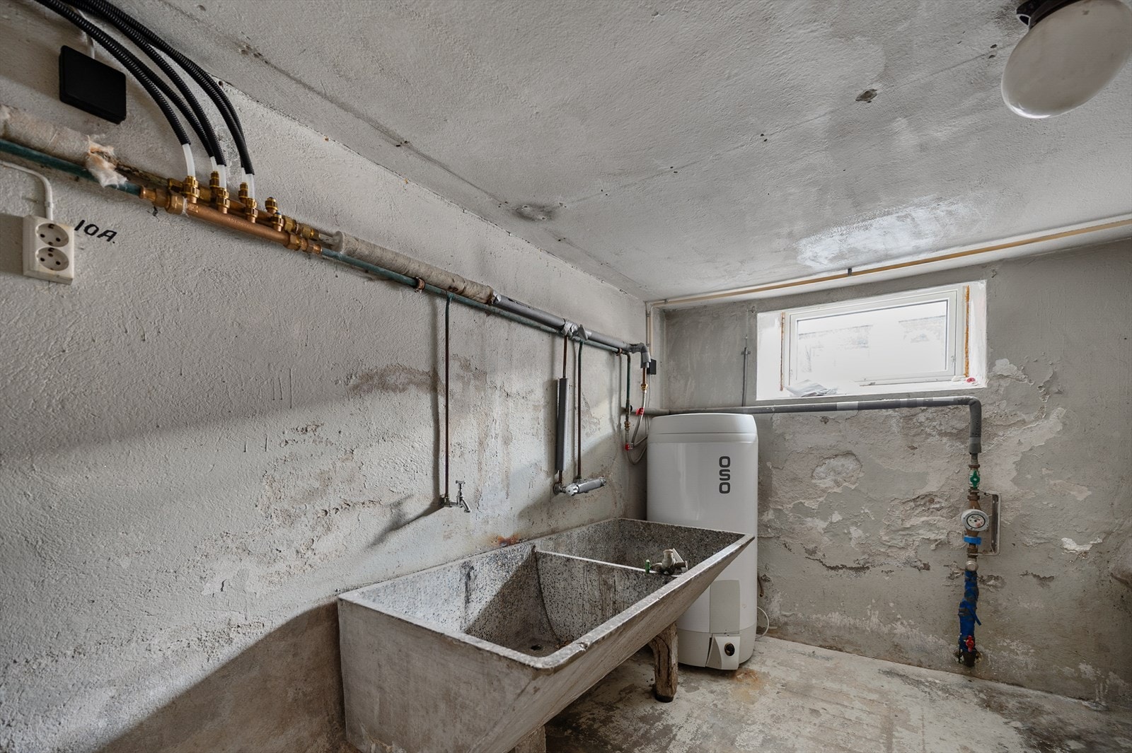 I kjelleren er det en ny 200-liters varmtvannsbereder og fordelerstokk for rør-i-rør-systemet, begge fra 2023. Galleribilde