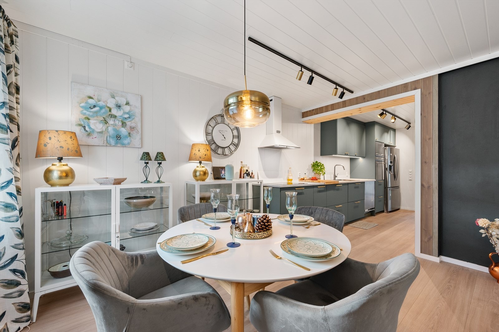 Stuen og kjøkkenet danner et sosialt allrom med plass til både sofagruppe og spisebord. Galleribilde