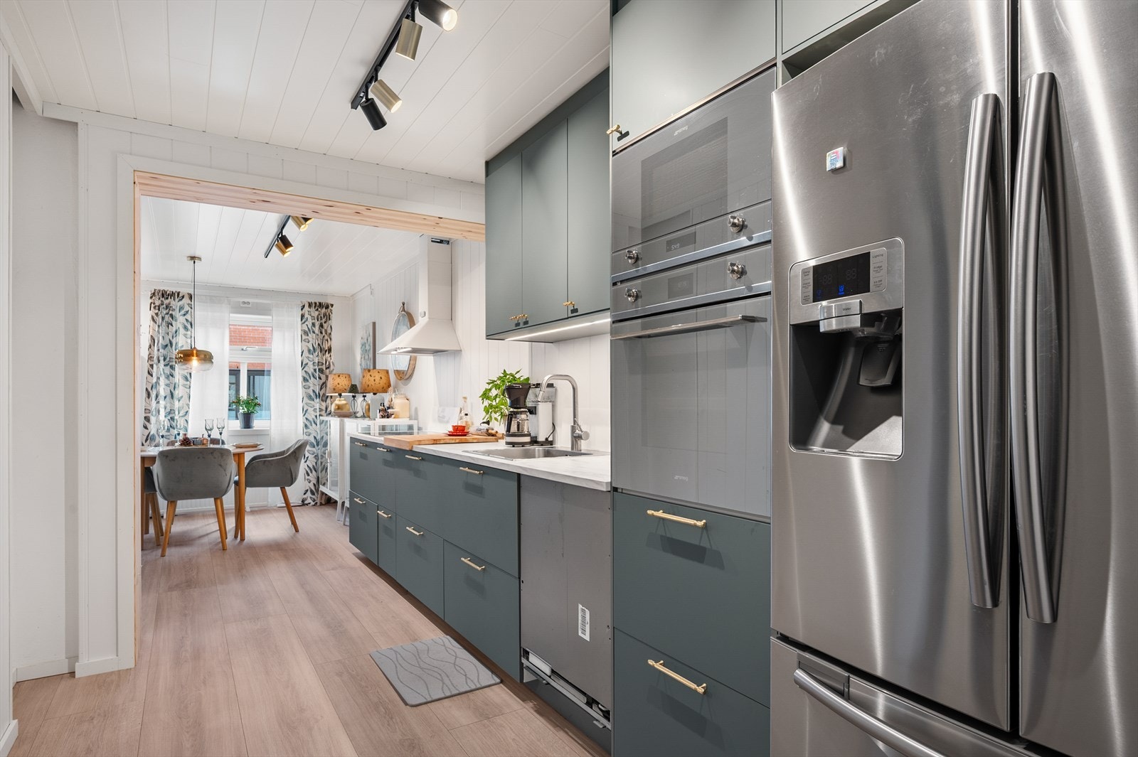 Kjøkkenet er fullt utstyrt med integrert stekeovn, mikrobølgeovn og oppvaskmaskin. Galleribilde